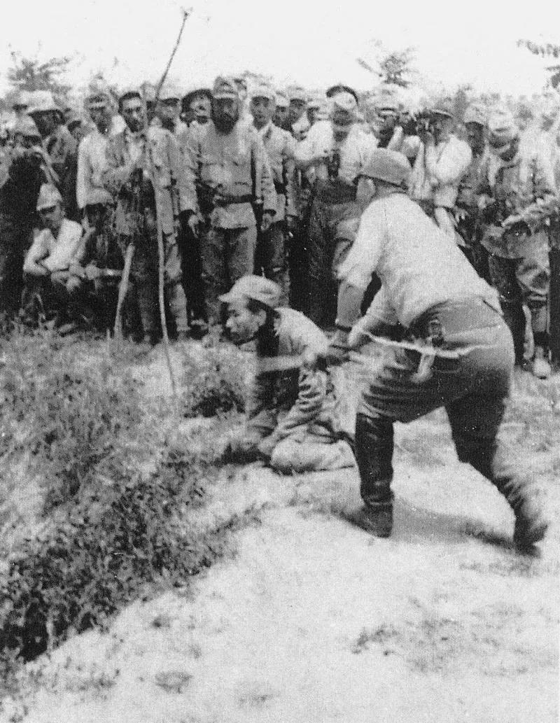 1937年，攻入南京城的日军闯入了一座尼姑庵，年轻美丽的尼姑让多日不见女色的日军