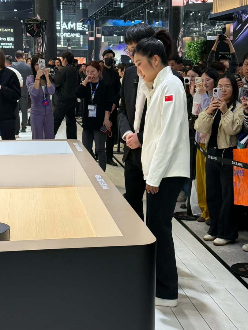 下午在AWE现场随便逛逛，没碰到徐梦桃逛扫地机器人展区，还挺接地气的。想想也是，