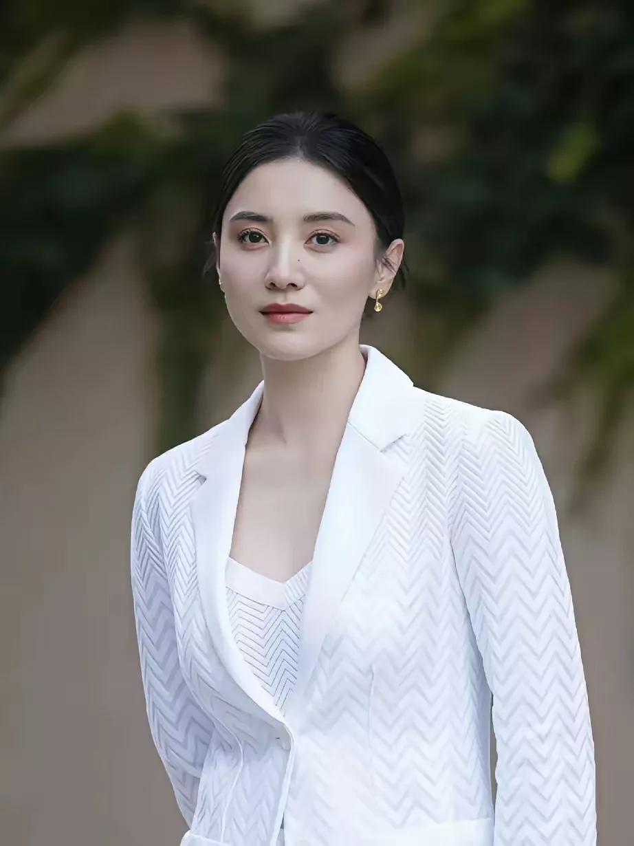 优雅白衬衫，清新自然美