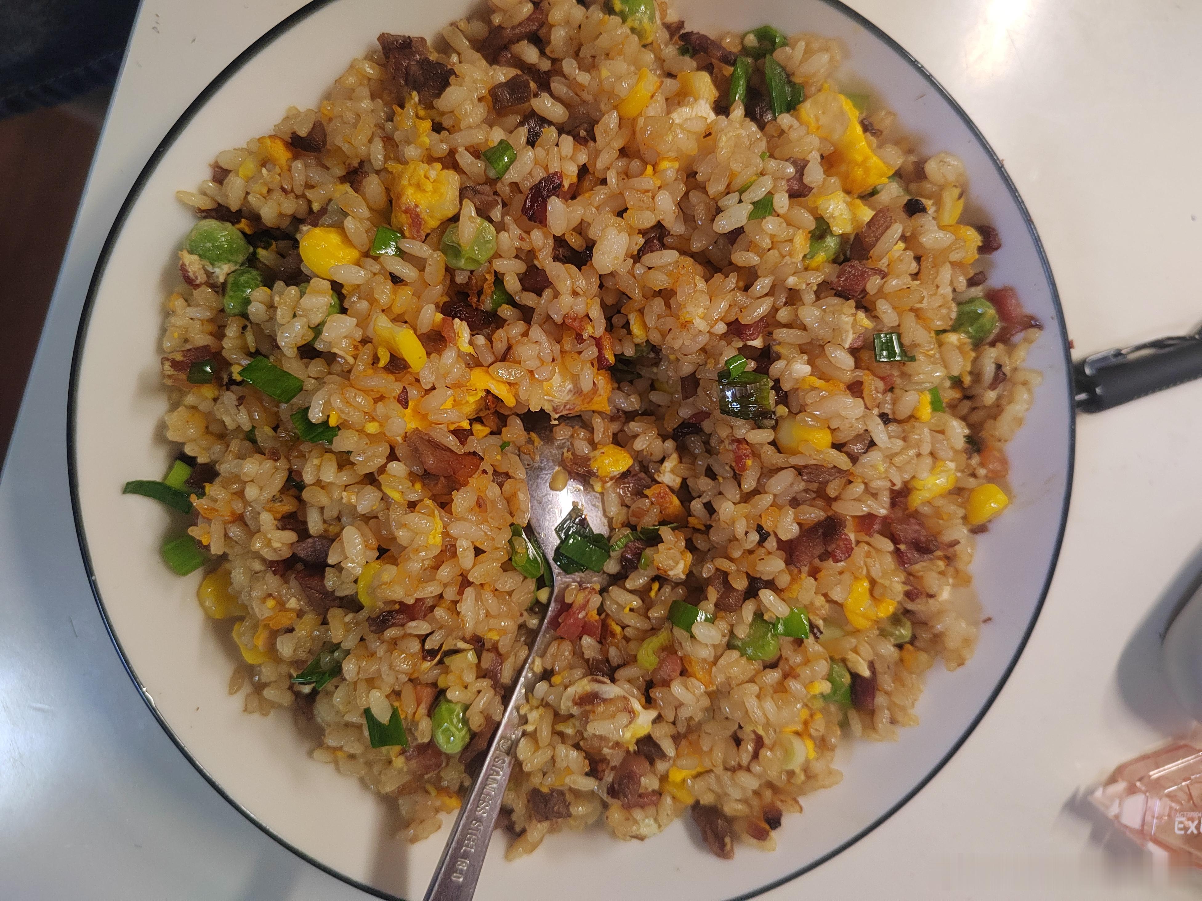 每日一餐分享牛肉腊肉玉米豌豆鸡蛋加老干妈炒饭，我儿子喜欢的炒饭，好吃