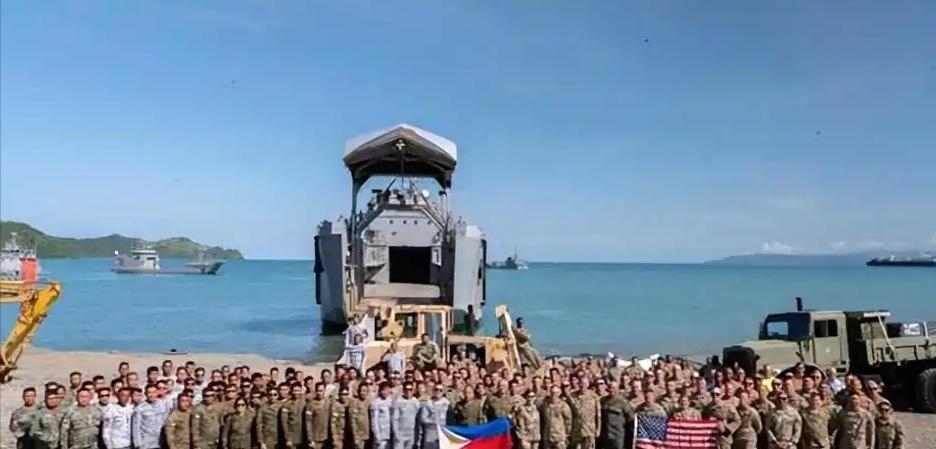 辽宁舰编队14舰压阵南海，遵义舰编队绕后吕宋岛，解放军双舰队东西呼应威慑七国参演