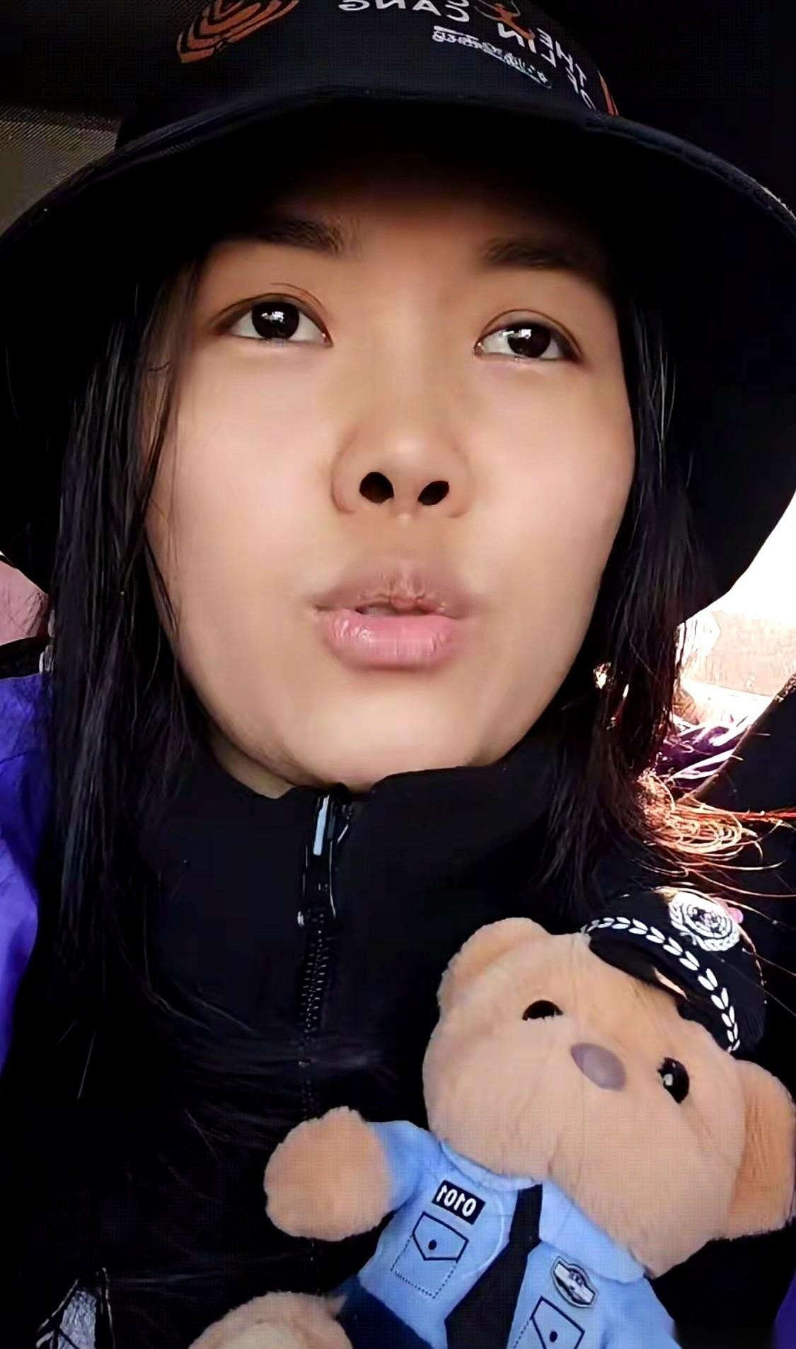 “如果节目组有什么需要，我就先去做了再回家。”
刚出院，脸还肿着呢，她就对着镜头