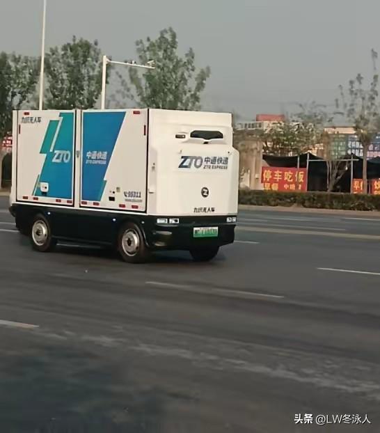 晒图笔记大赛突然发现道路上的无人驾驶快递车一时间多了起来。先不说是否安全，这些无