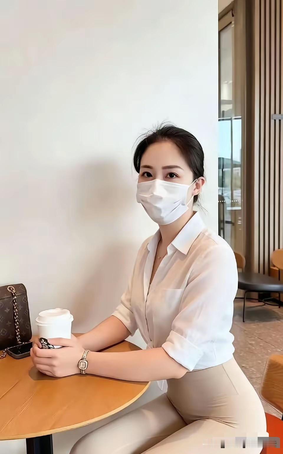 女人们要注意了
不要随便去买车
要好好存钱
把钱存起来才是我们的底气
但是
最可