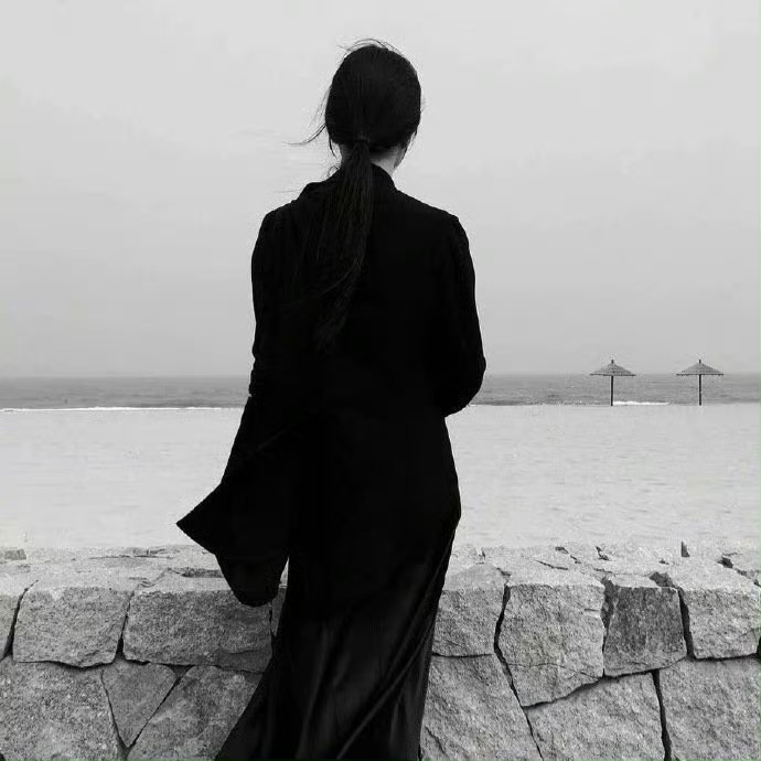 “您不愿意讨人喜欢？”我说。她眼里闪过一道光：“我愿意用我本来的样子讨人喜欢。”