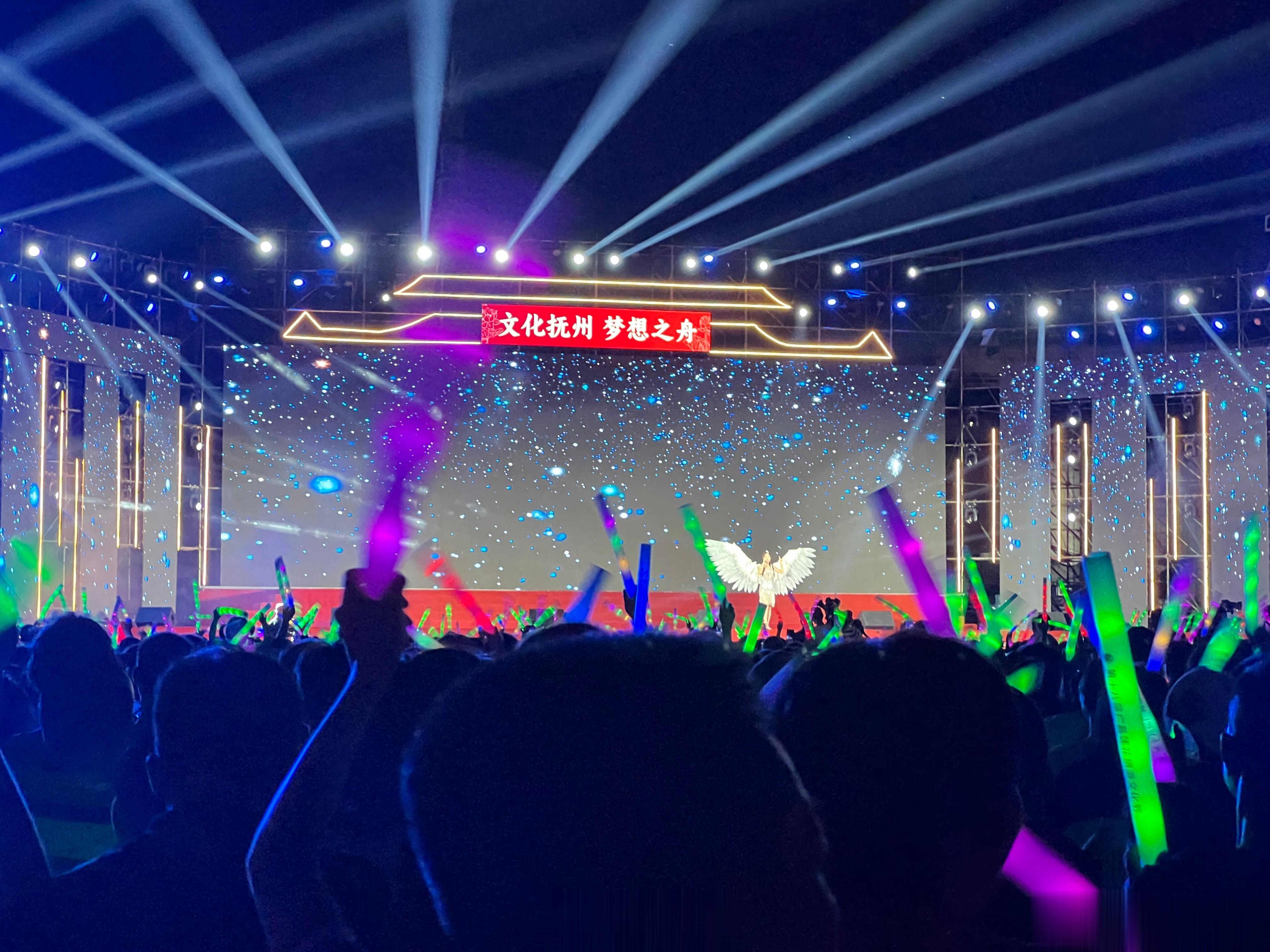 【等你来相约！#直击广昌莲花旅游文化节开幕式#】7月15日晚，广昌县莲花广场人头