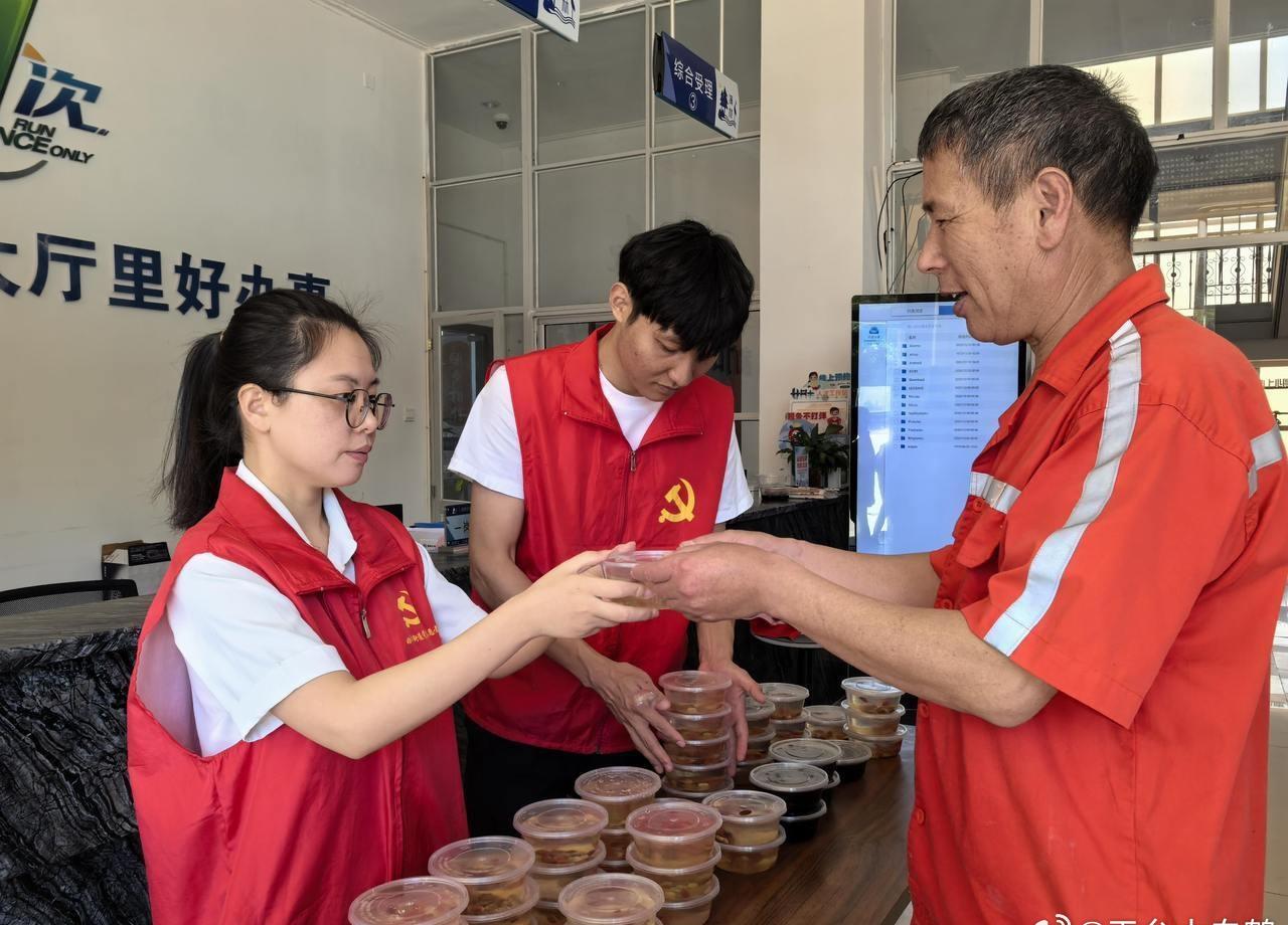 近日，台州天台始丰街道溪林社区和合驿站内，刚送完外卖的骑手王小凯感慨驿站很好。高