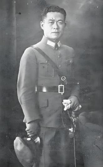 【邱清泉的防泄密措施】
 
邱清泉精通英语、德语。他知道国民党国防部颁发的所谓“