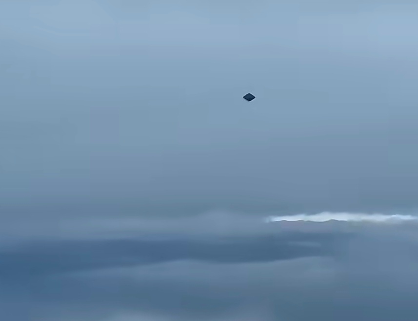 UFO高速飞过墨西哥城上空感觉大概率是个无人机 ​​​