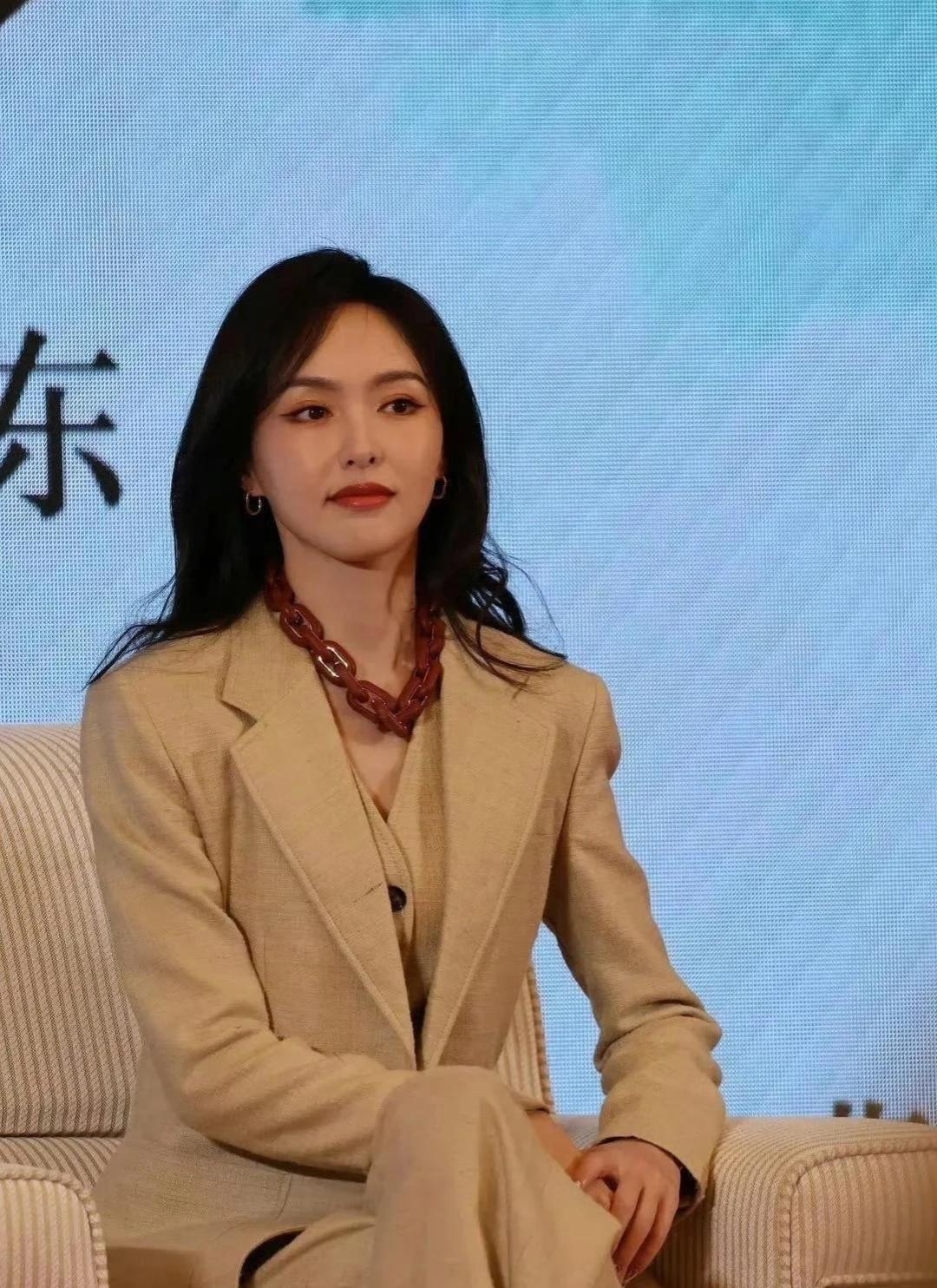 唐嫣脖子上挂着的那条链子，是现在流行的新玩意儿吗？我咋瞅着那么不顺眼呢，真心欣赏