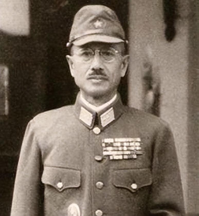 1947年，一个日军中将被执行枪决，行刑的战士朝他开了三枪，他没死，监刑军官示意