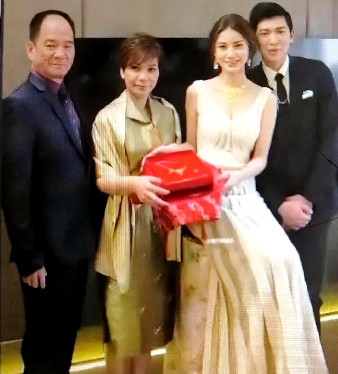 说实话，马晓梅当年那张婚礼旧照，现在看真是有点物是人非的感觉。
那时候她还是新娘
