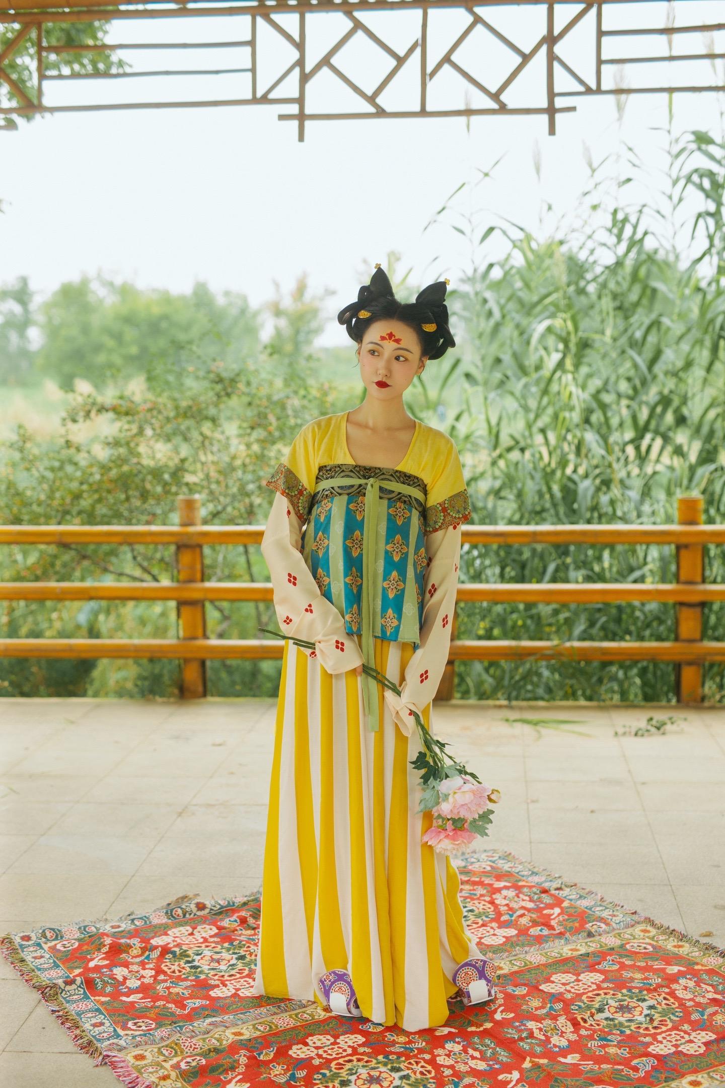 ｜大唐女孩的秋天明媚少女感黄色系穿搭。✨金灿灿的秋天和明媚的黄色系汉服...