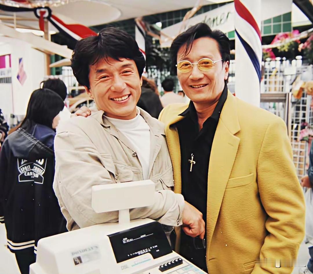90年代初，两位香港影坛重量级前辈同框。成龙笑容爽朗，谢贤一身黄色西装搭配黄框墨