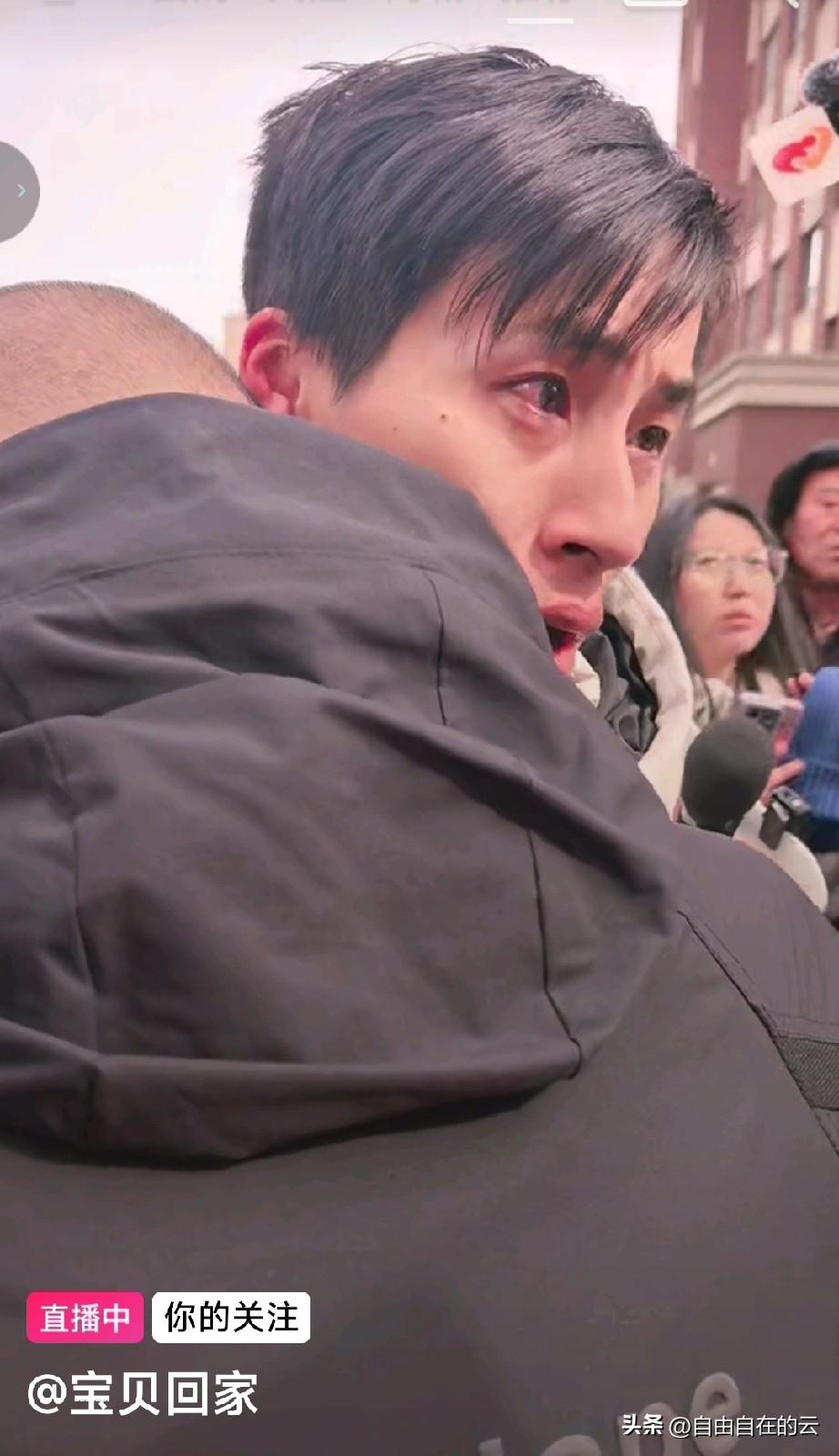 张云鹏终于回家了，父子俩一见面就紧紧的拥抱在一起，开始的时候因为语言不通，张云鹏