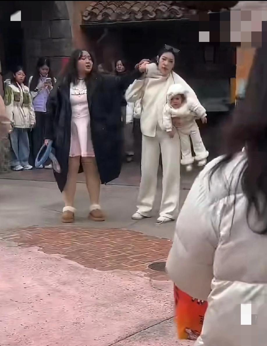 1月28日，上海。迪士尼景区厕所外，两名女子因上厕所时间长发生争执，其中白衣服女