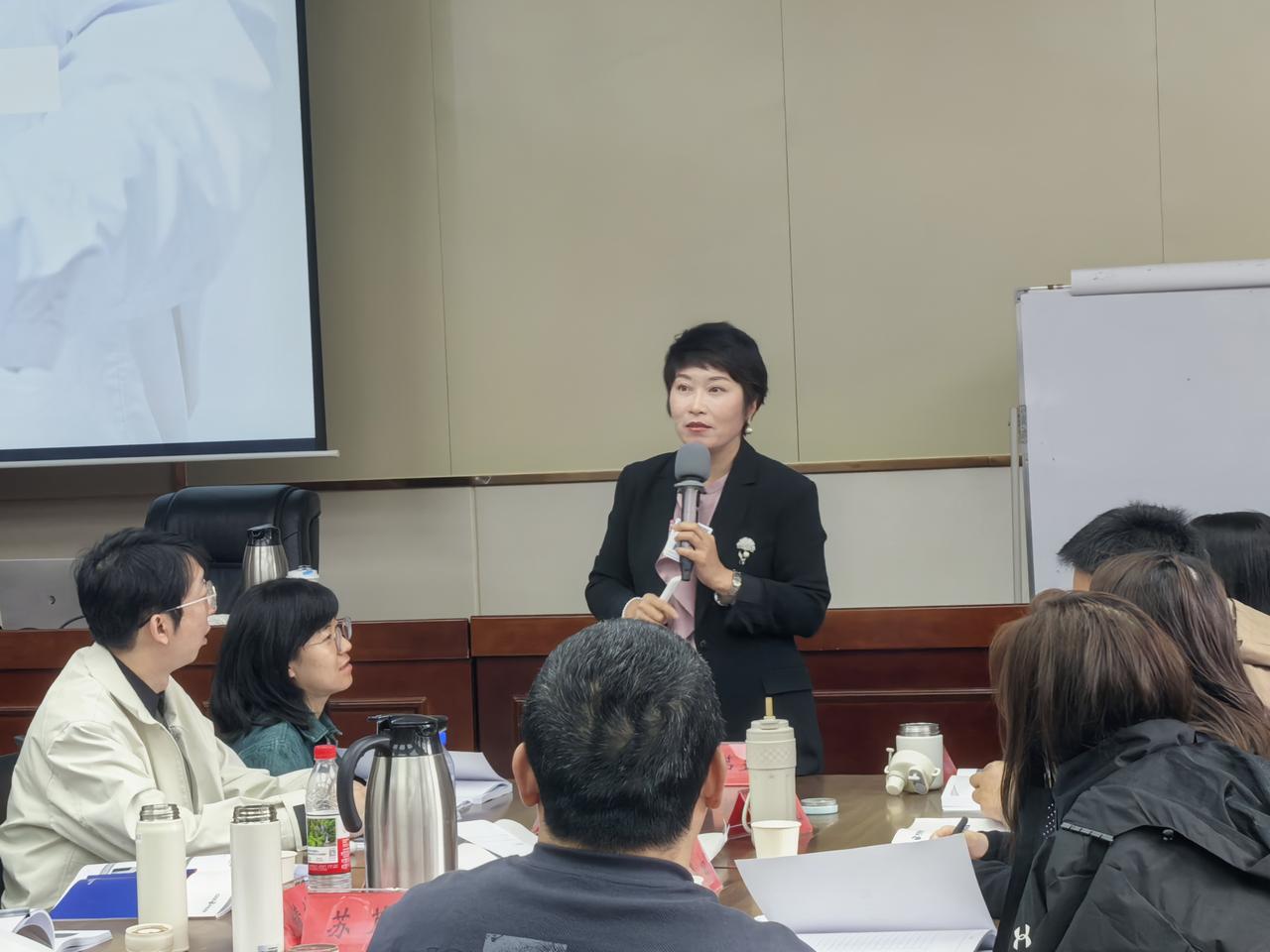 这会要登机了，赶往下一站快速码个字。说一下今天的观点股市点评 复盘笔记 

全球