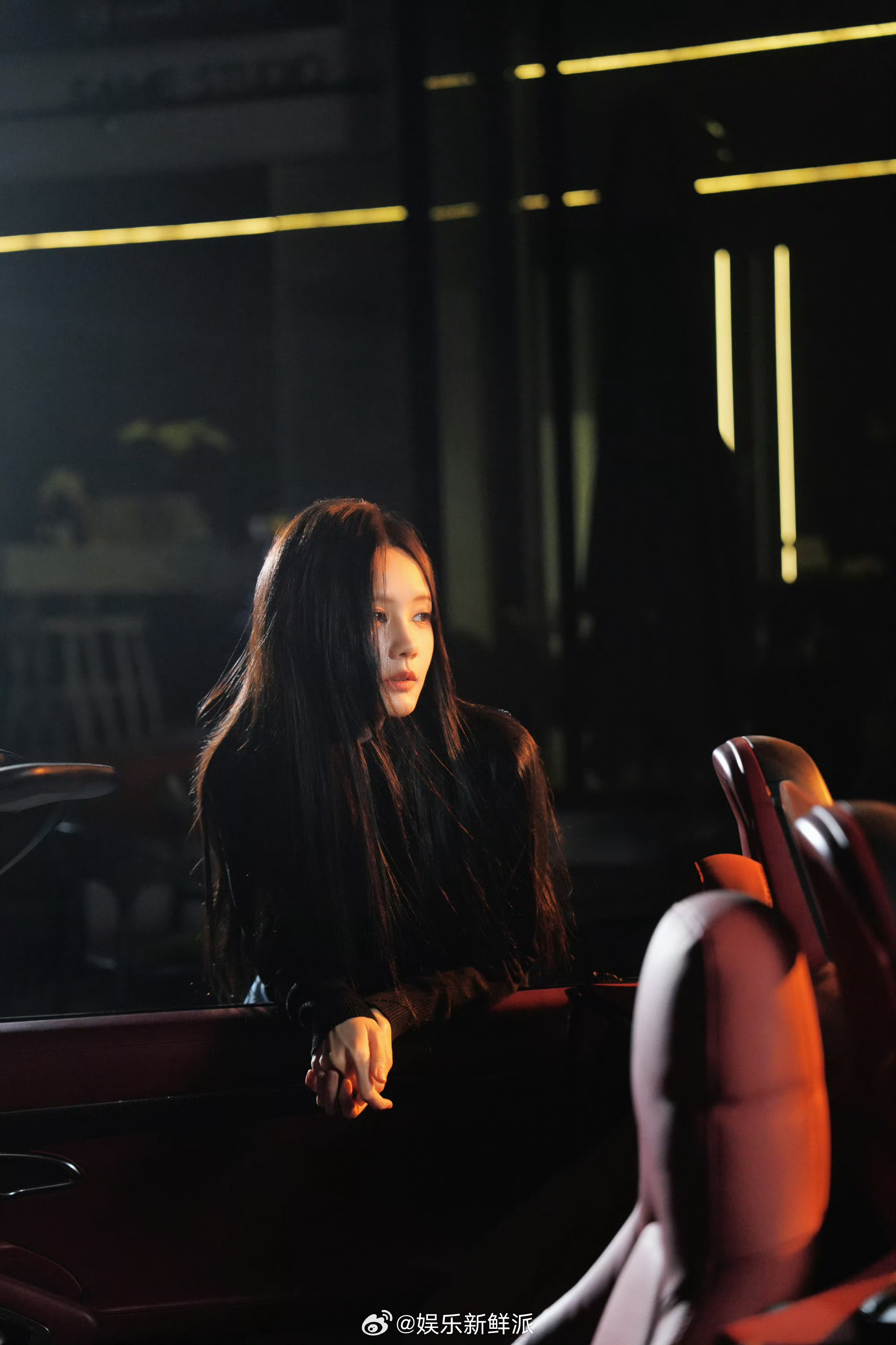 派酱安利 坐上李一桐的副驾 真的被这组照片钓到了！黑长直➕冷白脸，夜色里的跑车与