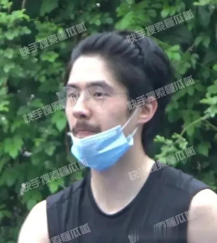 刘昊然彻底失去少年感了，他是为了周冬雨主动放弃少年感。

刘昊然现在留胡子，故意