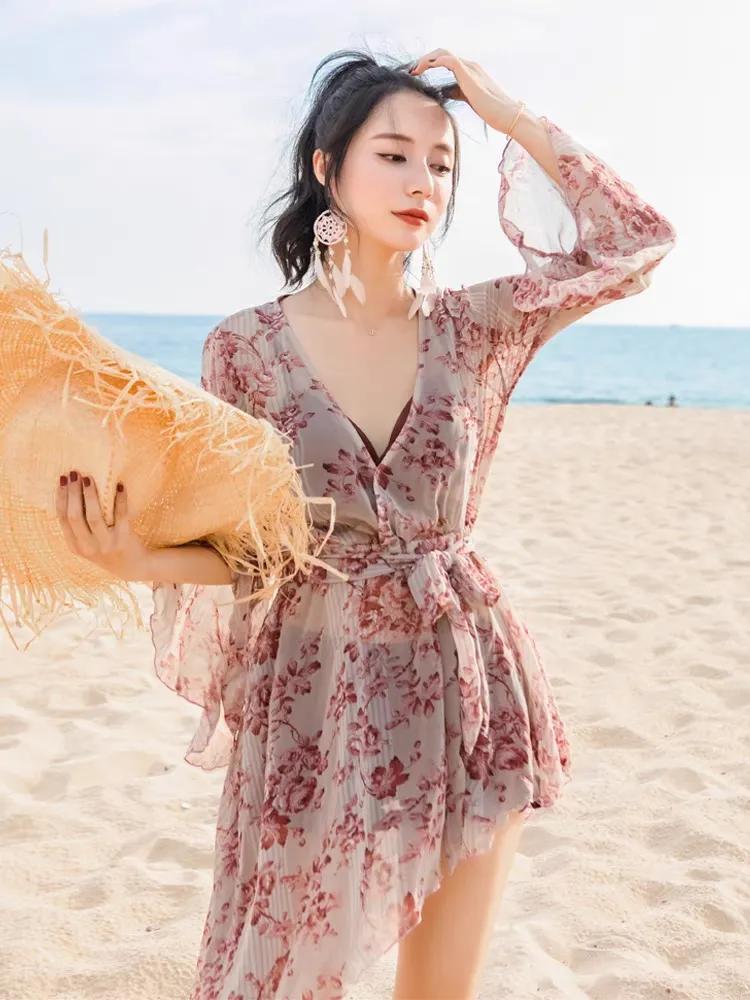 美女河边走，轻轻的海水流。