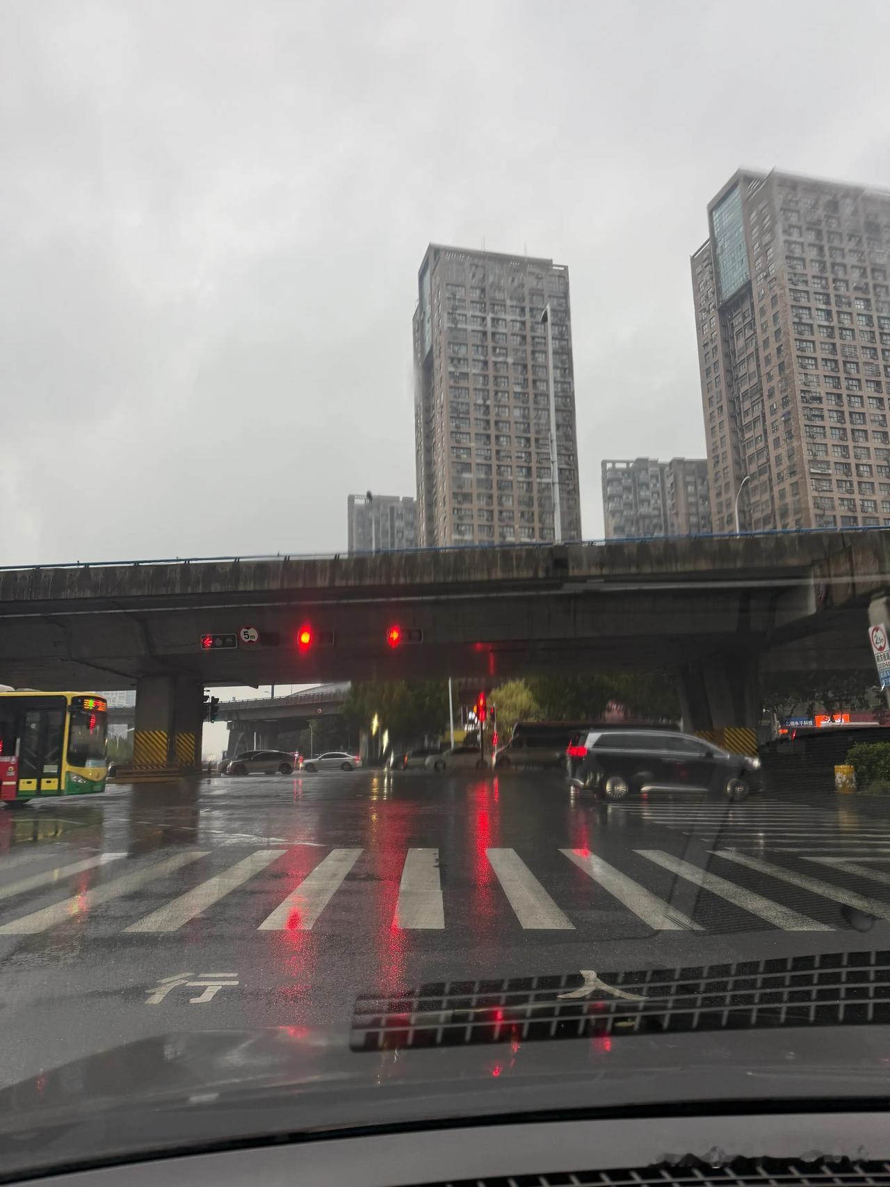 大家现在是不是太依赖手机了？还是确实太忙呢？早上等绝灯的时候，无意左右看看，发现
