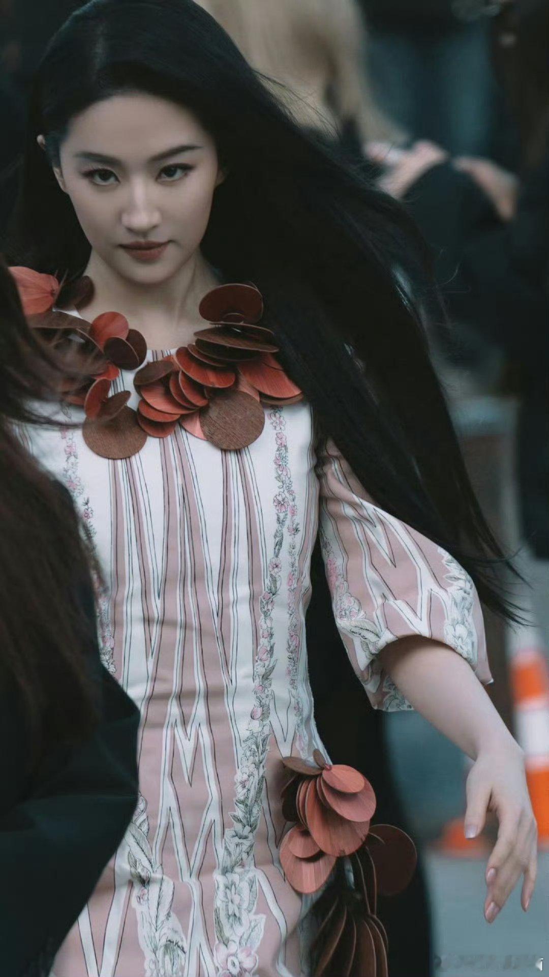 刘亦菲撑伞神图没办法，这可是刘亦菲 