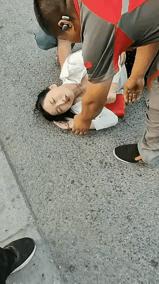 简单的急救措施，如心肺复苏等，可能会起到关键作用。
@豆包 遇到这种紧急情况，是