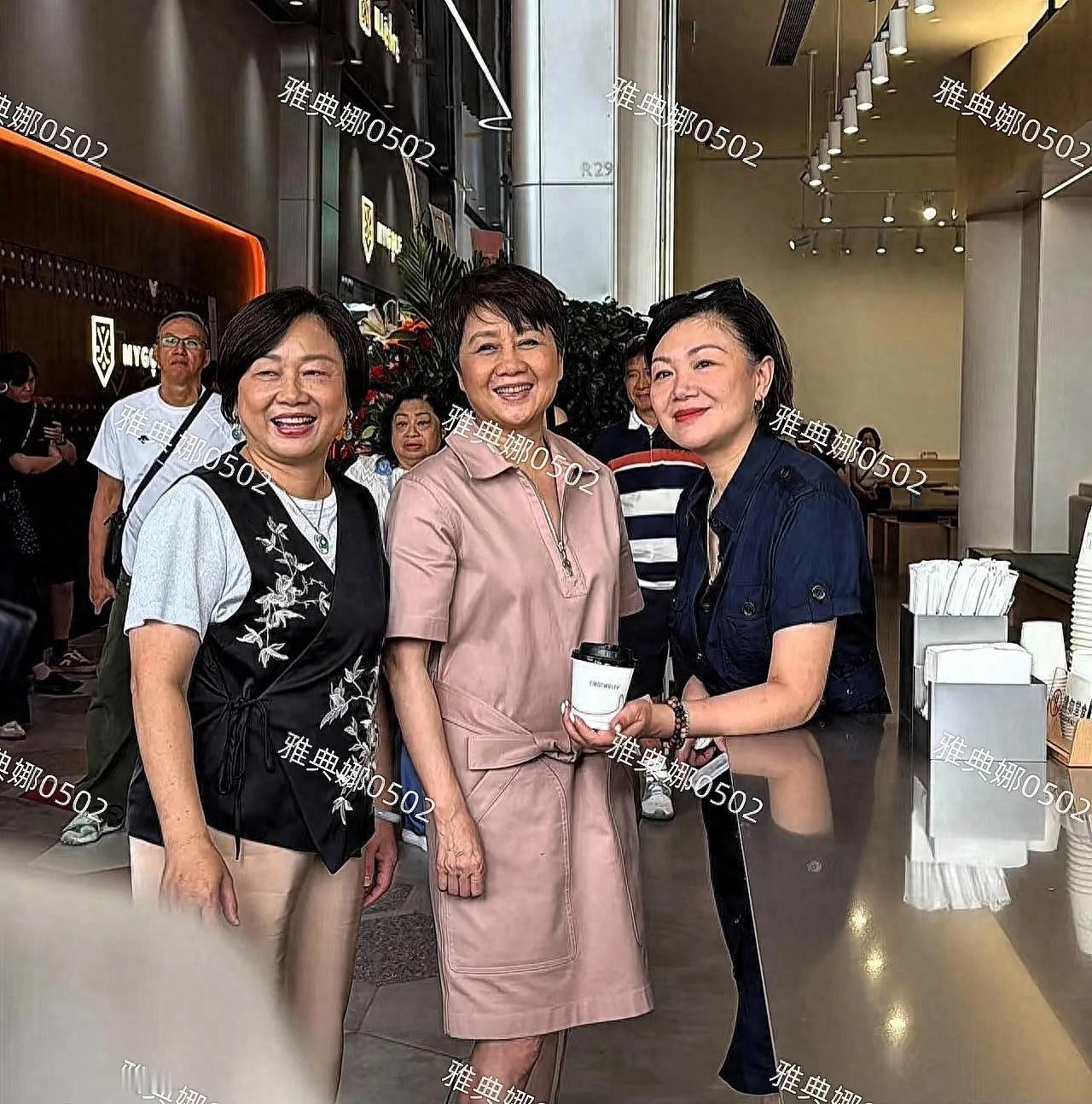 澳门H853娱乐厂遇到赌王四太梁安琪，虽外表与一般豪门贵妇不同，但气质独特。虽被