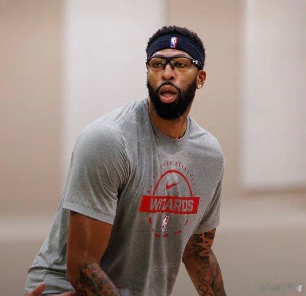 根据ESPN报道，浓眉在奇才队的训练营中看起来“状态很好，心情也不错”。 名人堂