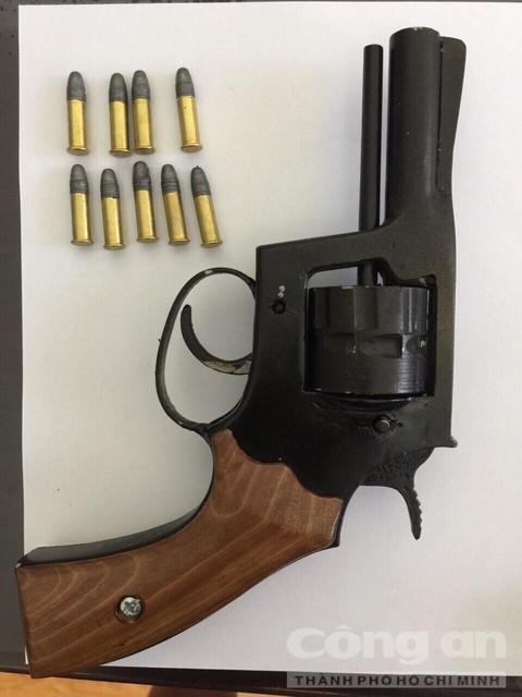 越南海阳警方在餐厅抓获的枪支制造贩卖者，手工左轮手枪，发射小口径运动步枪弹
