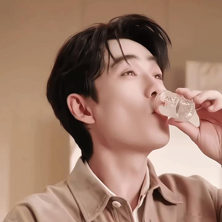 嗷呜一大口朱一龙