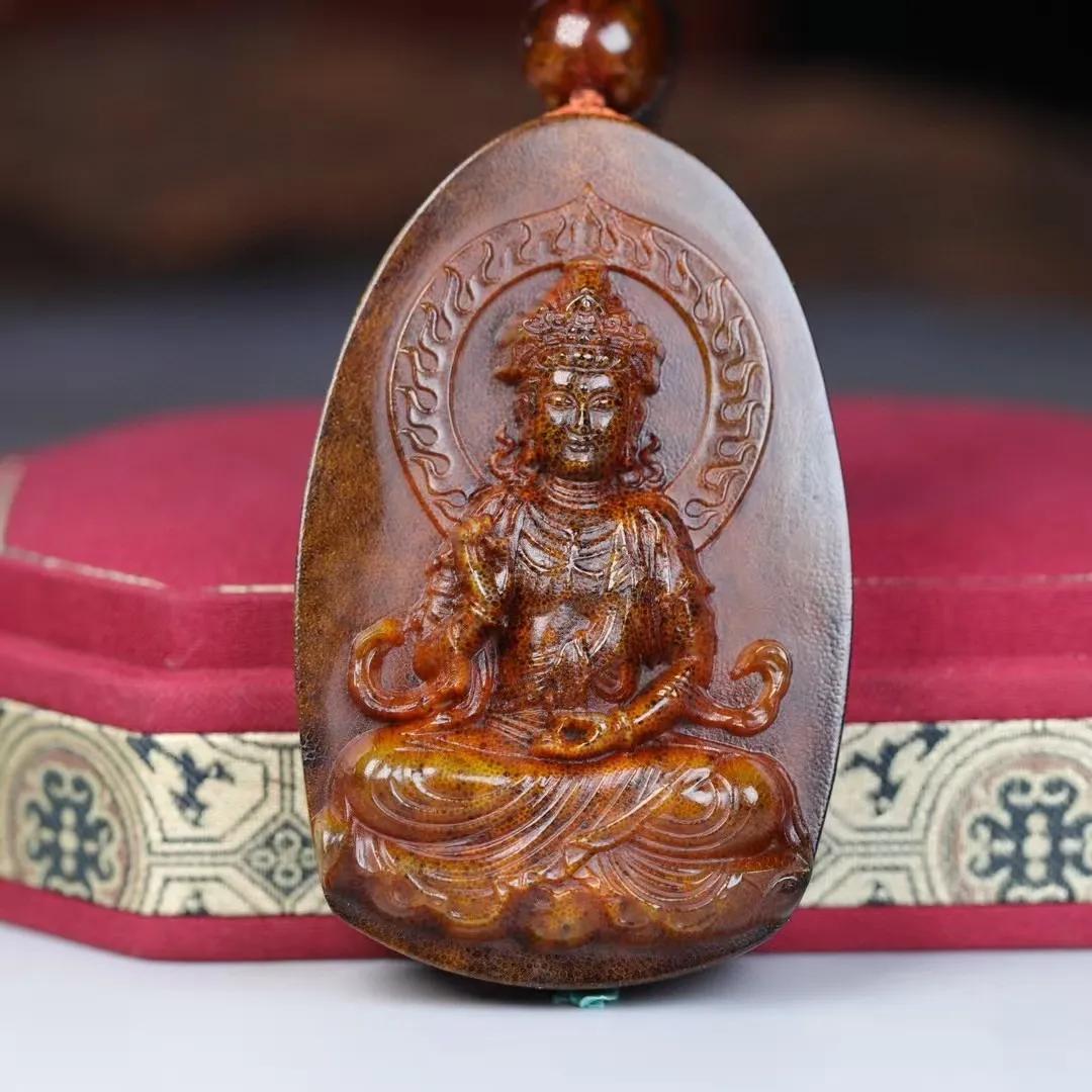 私人收藏的一款老犀角雕观音牌，通体采用深浮雕工艺，角质呈现古铜红色，两面贴近看能
