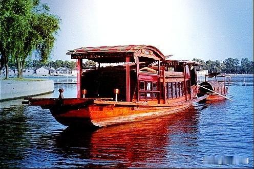 同是正厅级，地级市市长与省直厅长看似同级，实则分量迥异。
市长主政一方，统揽属地