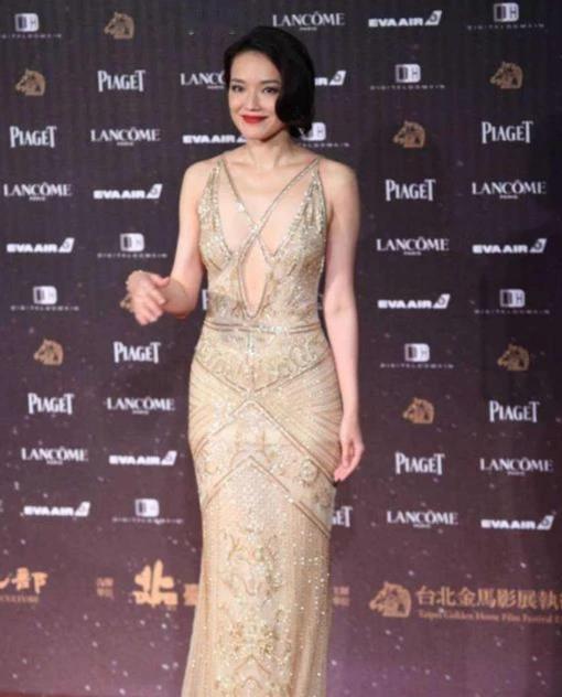 舒淇有多敢穿，大胆挑战丝带礼裙，衣服设计也太美了！丰腴身材得到充分体现，魅力四射