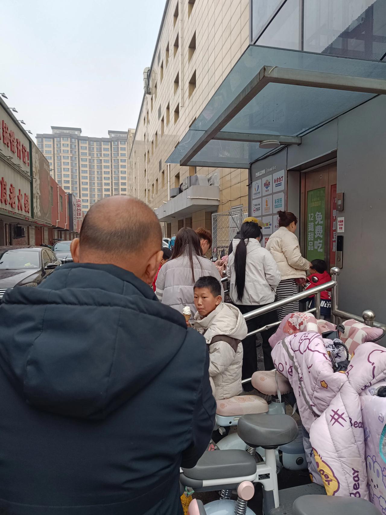 今天是元宵节，这商场里人是真的多啊！