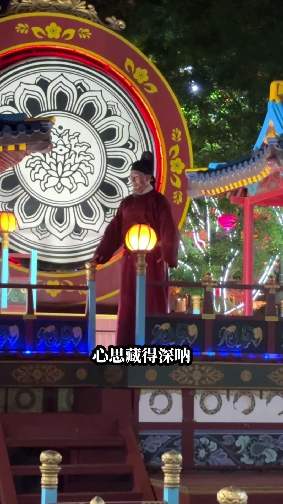 在大唐不夜城，我好像走进了一场盛唐的梦。街边的灯火亮起，仿佛瞬间被拉回了那个繁华