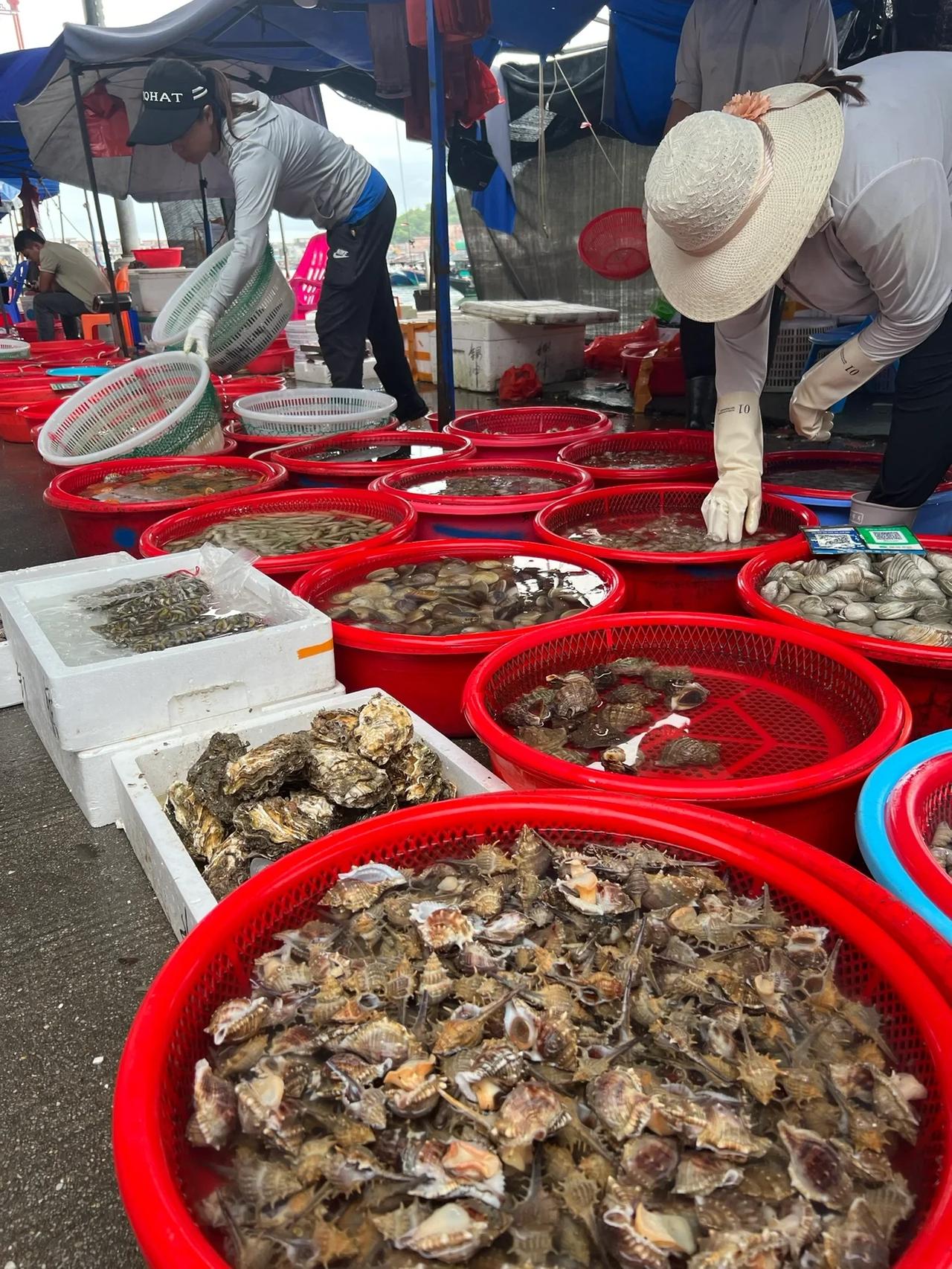 海鲜价格开始上涨，这是好是坏？

今天在菜市场买菜时，看到海鲜摊子钱生意火爆！看