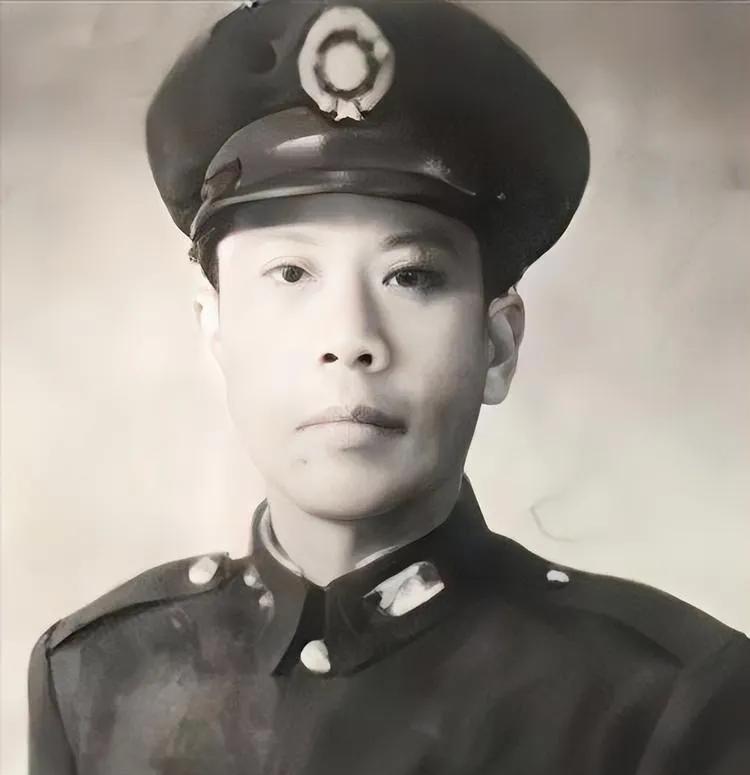 1957年，黄百韬的遗孀，拿着青天白日勋章跪在蒋介石面前，恳求道：“总统开恩，我