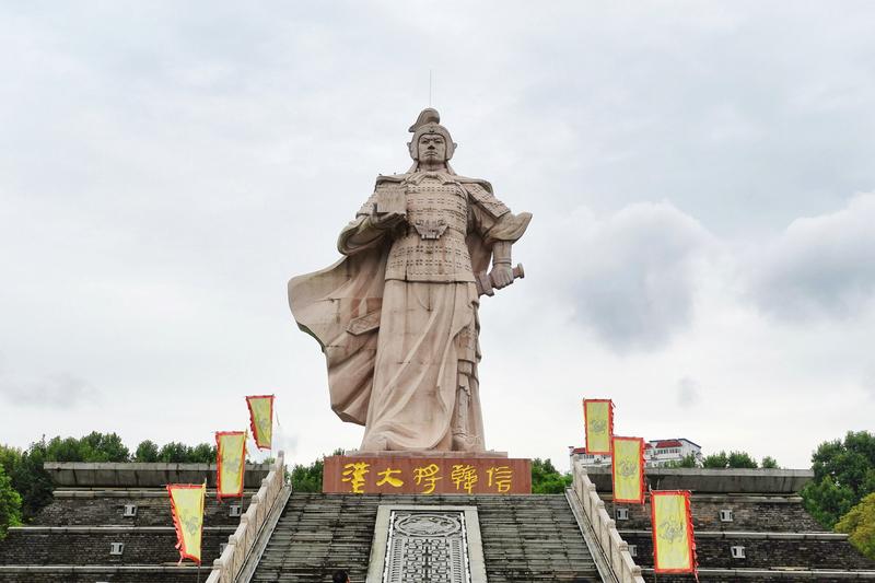 韩信的悲剧不能简单归咎于某个人。两千年来，人们常把他的死归为“功高震主”等原因，