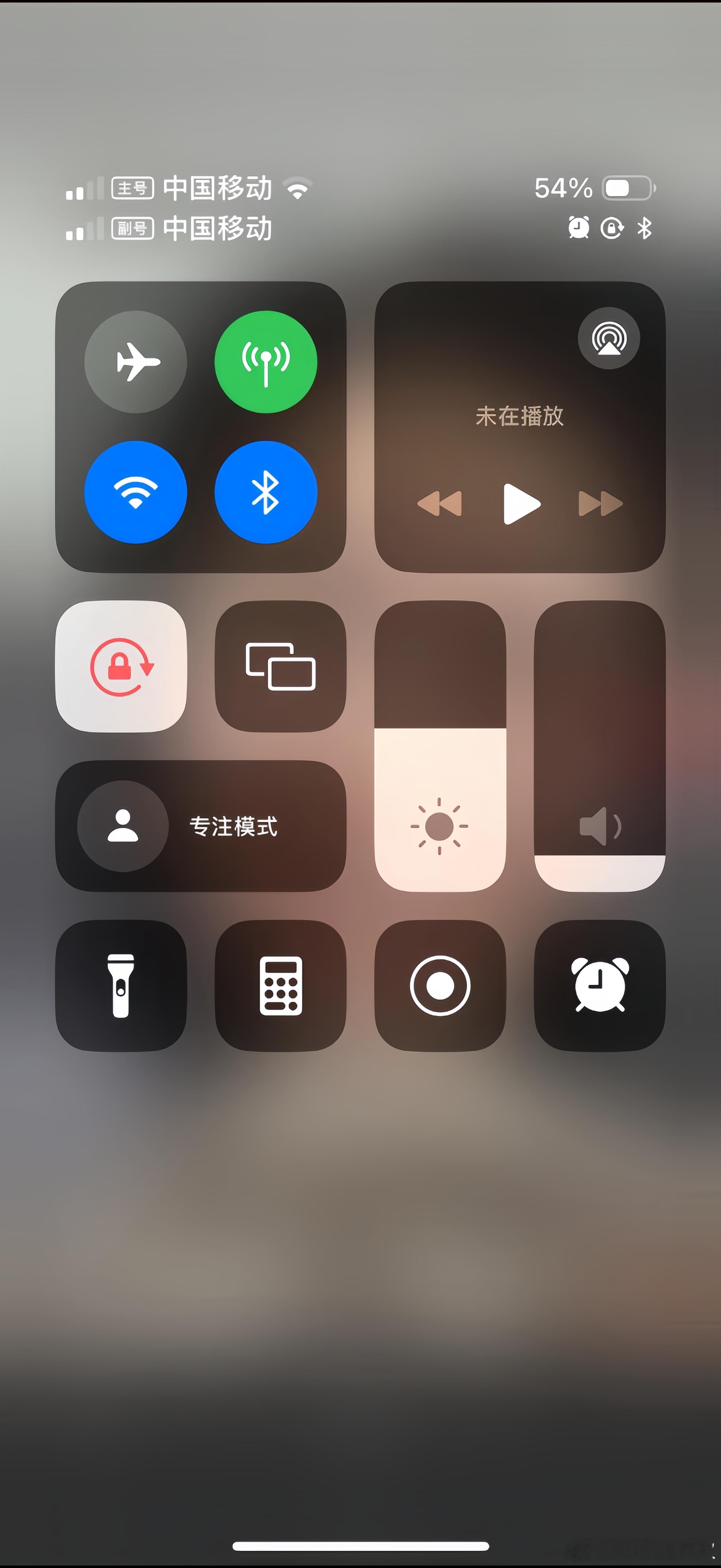 我之前保留的一张iOS 17控制中心截图现在看眼睛有没有刺痛感？