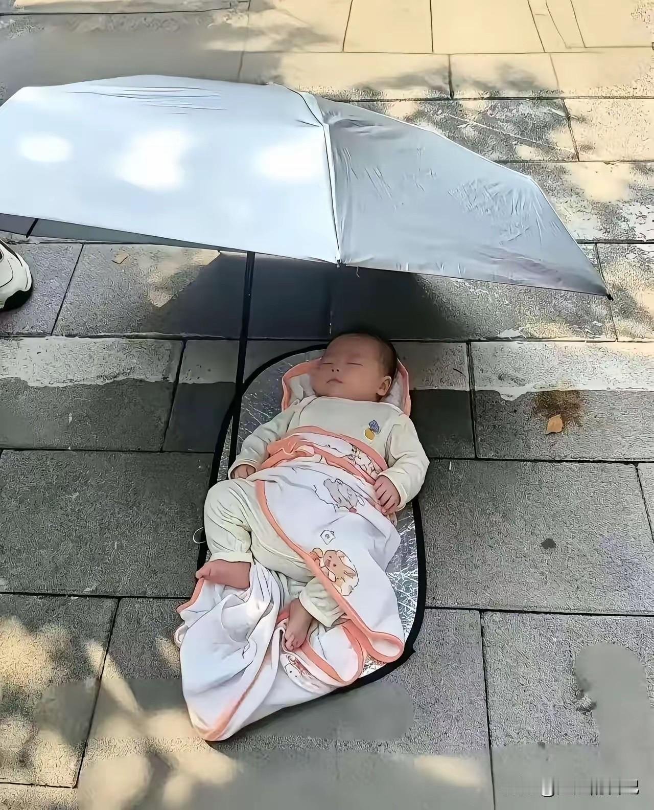 福州弃婴让大家心疼的同时，也在想，他的妈妈一定是爱他的。
首先，孩子穿的非常干净