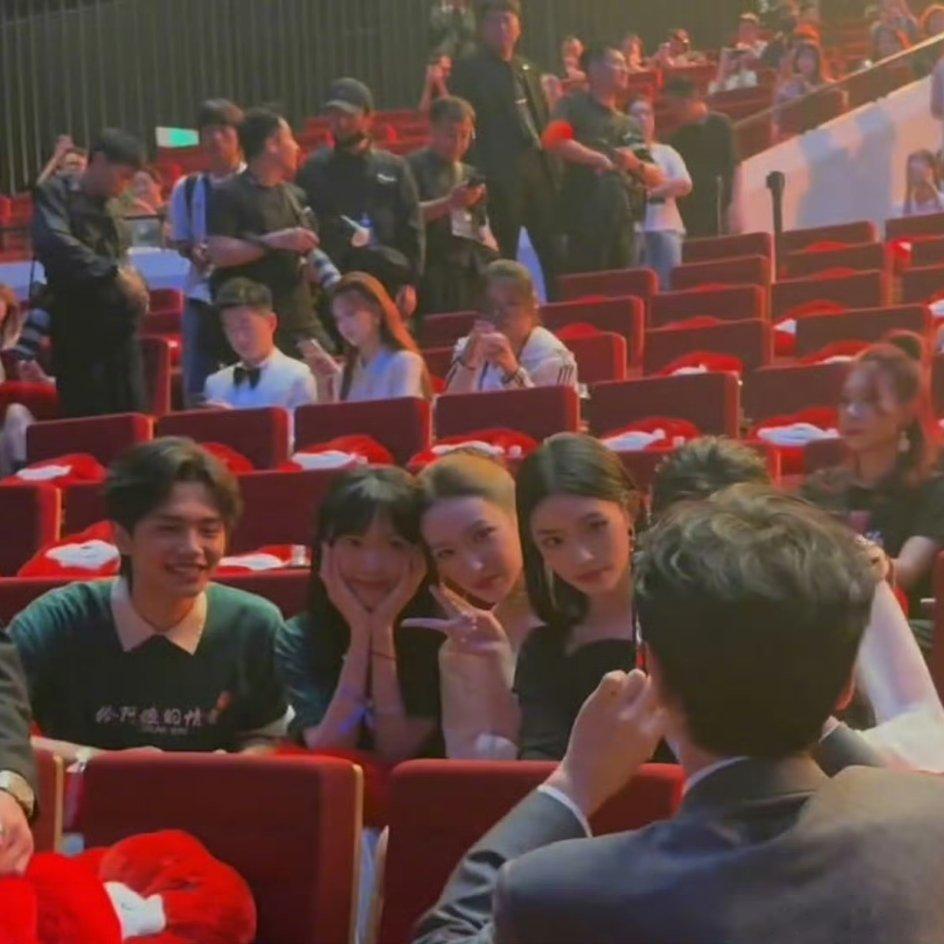 热心的张若昀盛典现场氛围轻松融洽，张若昀热心为一众女星拍合照，还打趣让碰落物品的