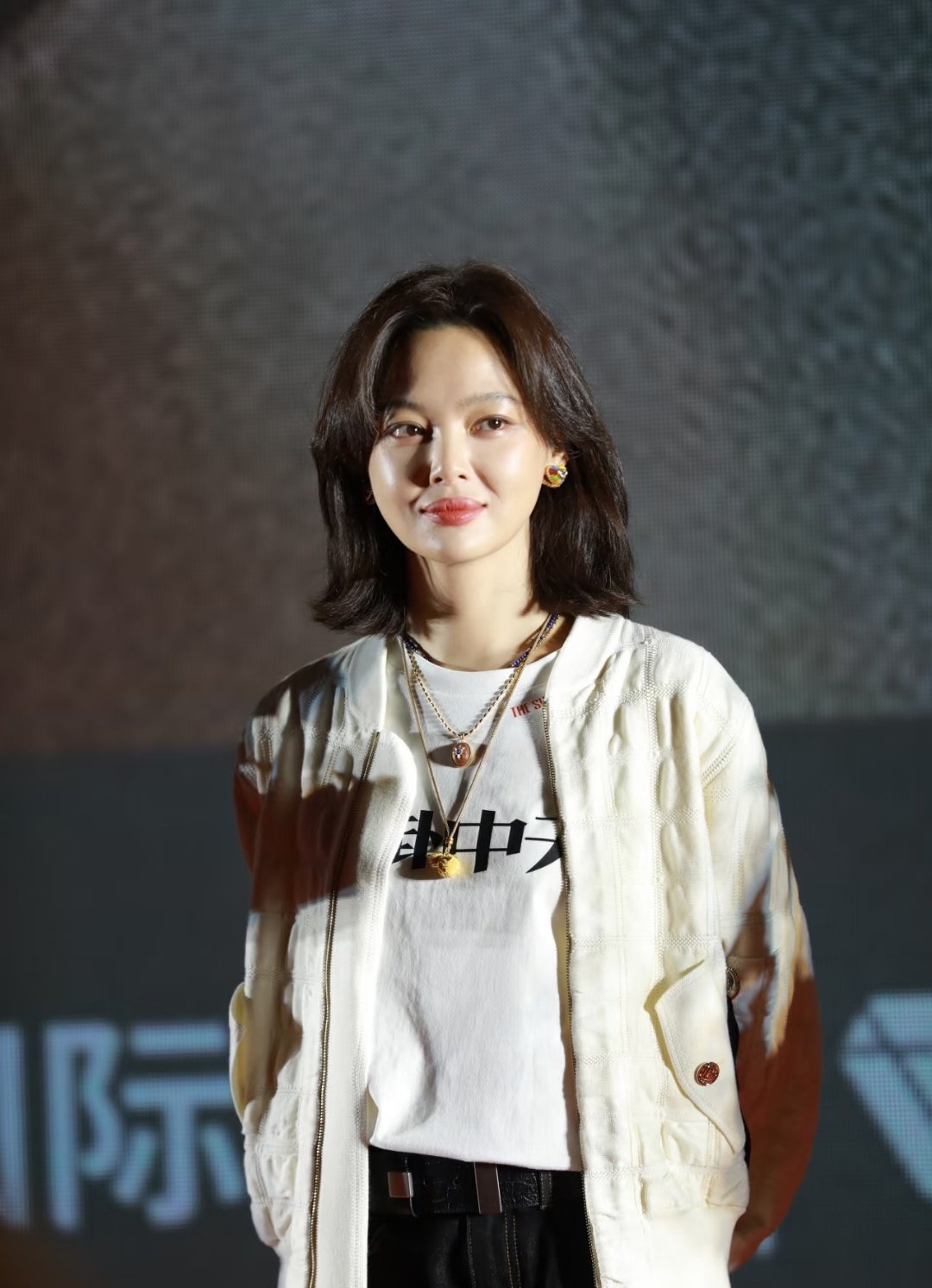 辛芷蕾 解约第一件事是剪短发一刀剪断过往，一头短发迎新生。辛芷蕾谈及十年前解约后