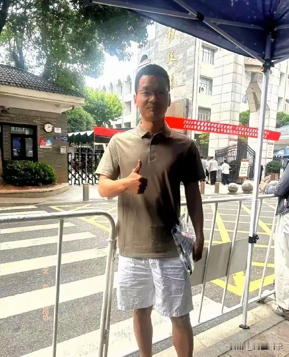 见过陪读的老师，可连续四年亲自下场参加高考的数学老师，真的太少见了。不少人质疑他