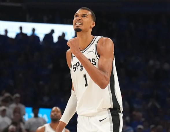 NBA西决雷霆VS马刺g4已经打响，文班亚马半场22分，超远logo三分带队领先
