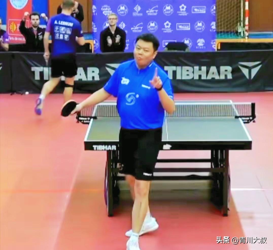 哎，侯英超欧冠一单输2分！
被勒布仑兄弟暴打了！

侯英超解说的时候，
振振有词