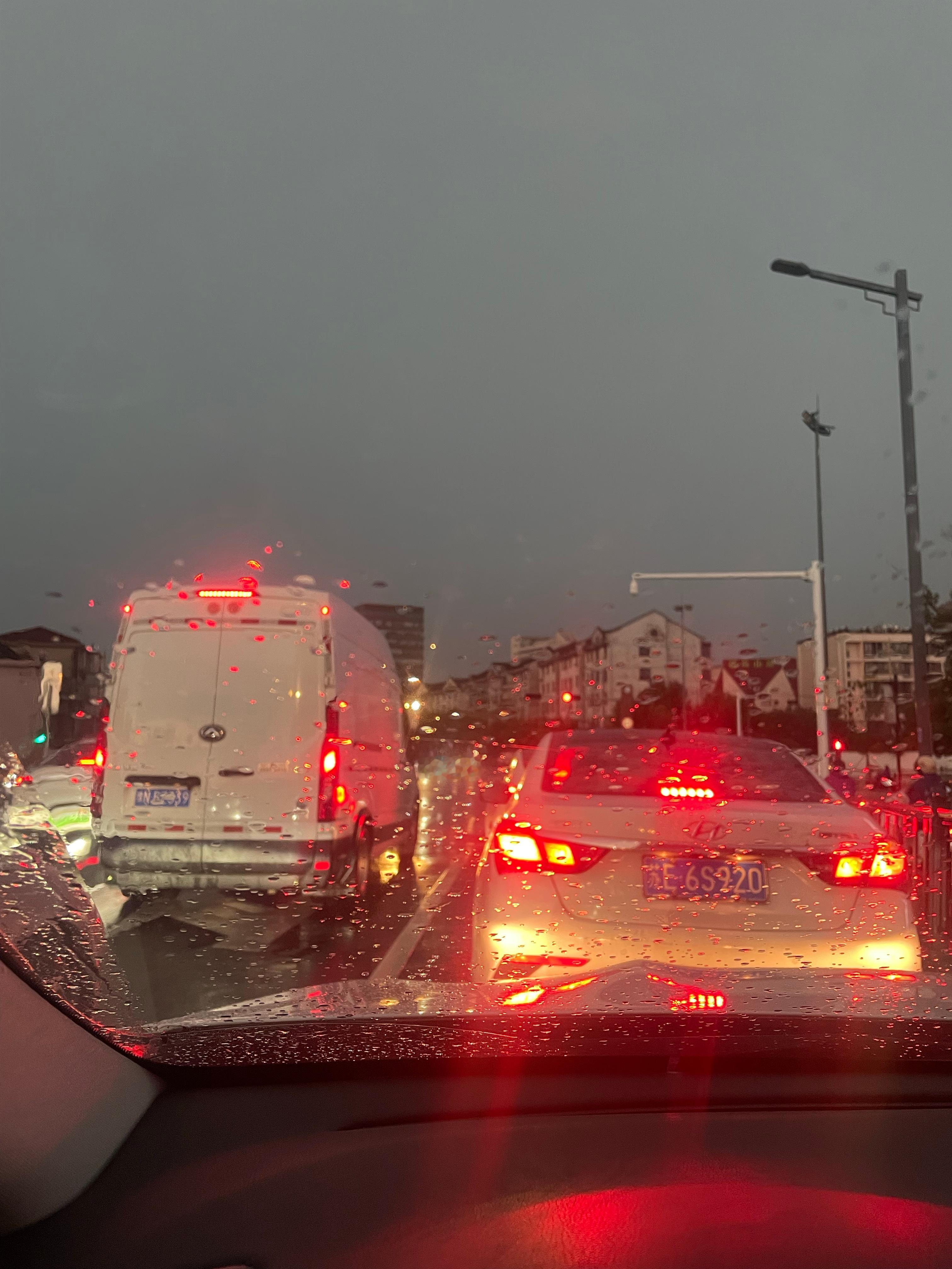 又是一阵大暴雨过后 天已黑 