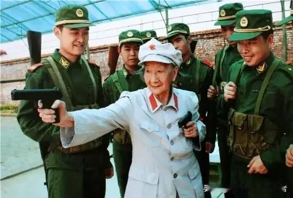 三过草地女红军隐姓埋名当农民，朱老总当场震怒：你知道她是谁吗？
 
这位被朱老总