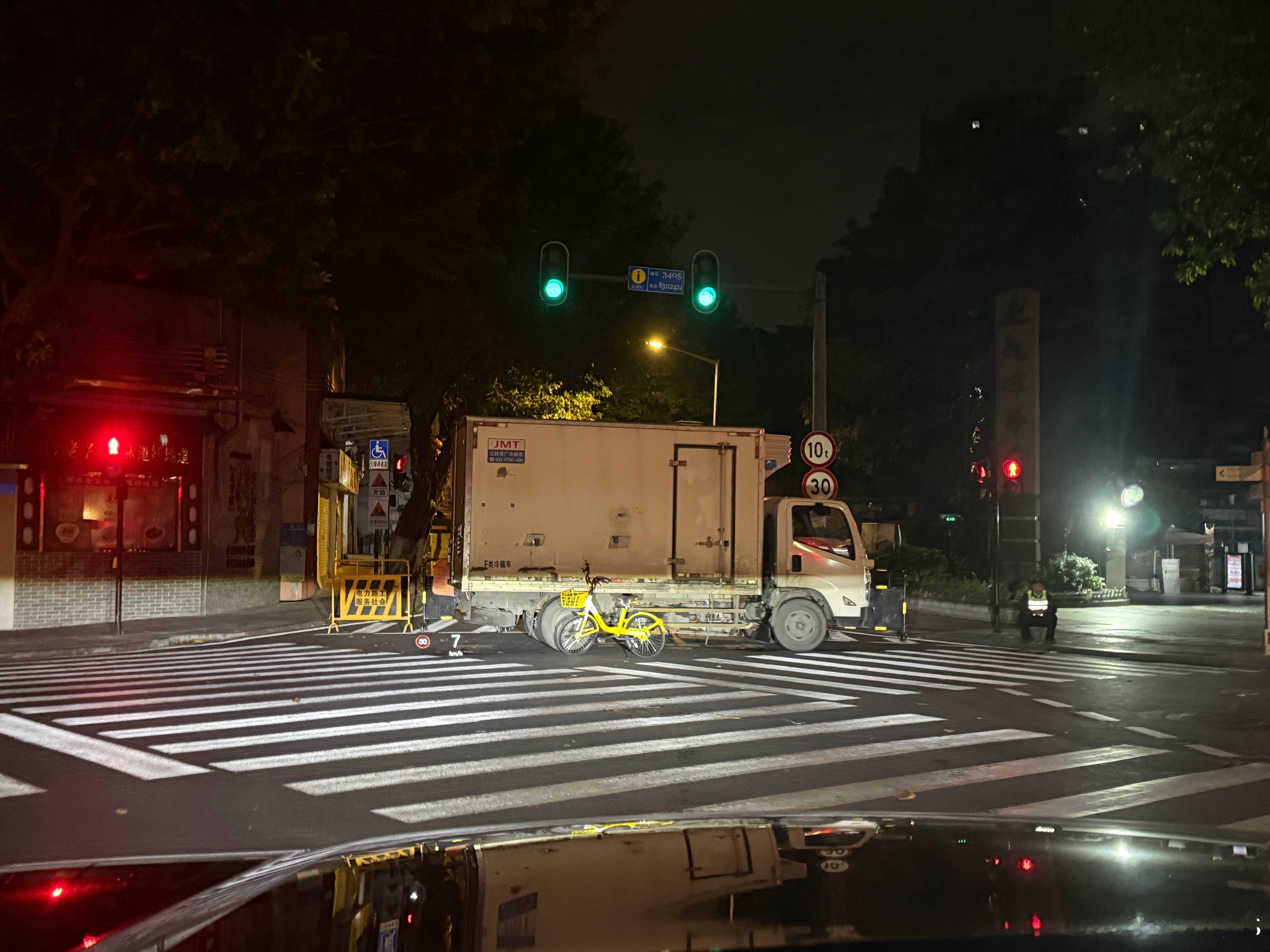 没想到，半夜有家归不得，封路了！ ​​​