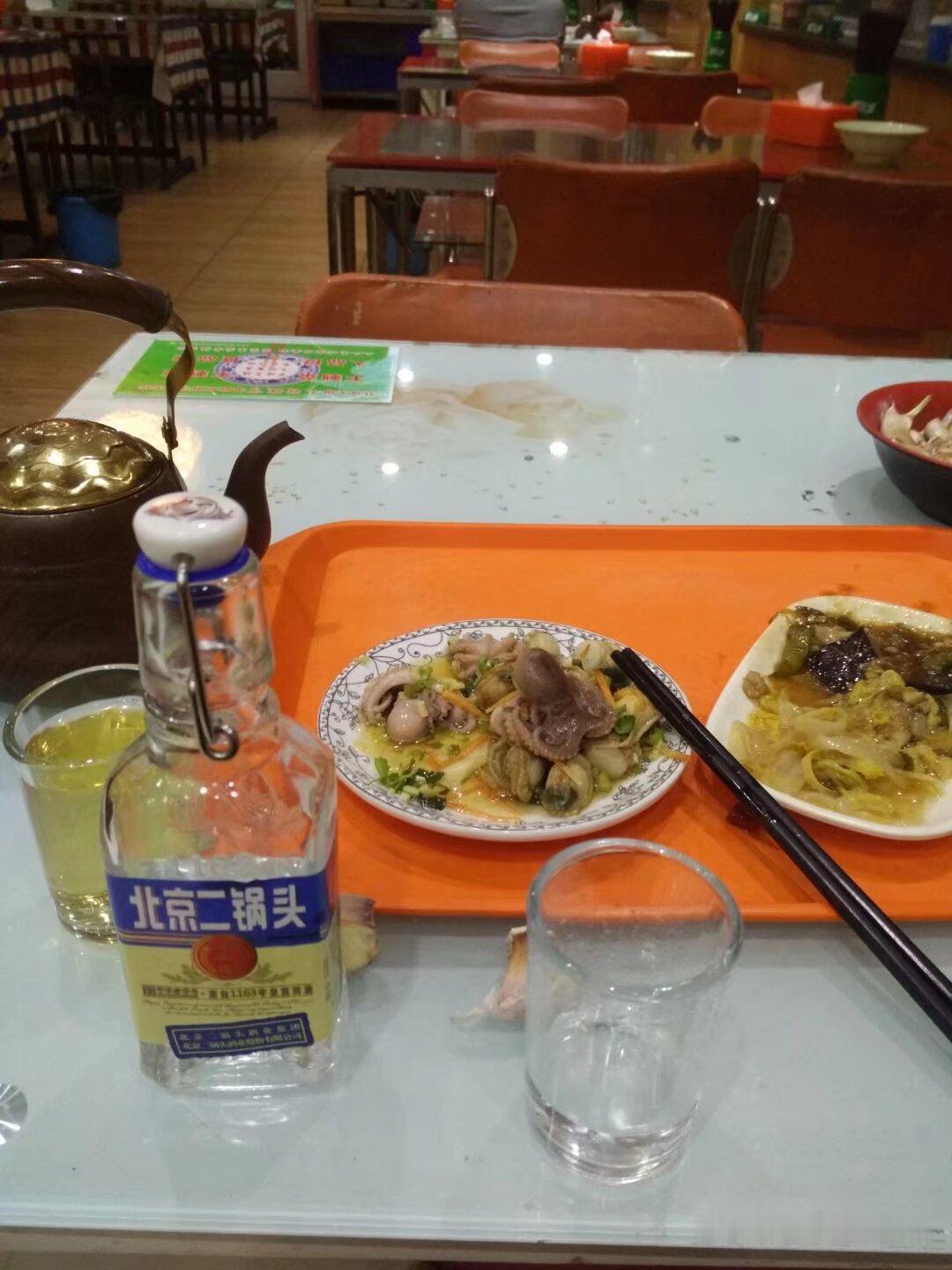 一个人不能喝多，
小酌怡情。
喜欢喝一杯的习惯不容易改变。
多少年了，多少人批评